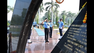 Air Marshal Ashutosh Dixit, Air Officer Commanding-in-Chief, Central Air Command, laid a wreath at CAC War Memorial (HT Photo)