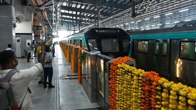 Among the 10 stations on the first phase of the Aqua Line, Marol Naka was busiest on day one. It services office-goers from SEEPZ, MIDC and JVLR at the northern end of the line, and Bandra-Kurla Complex at the southern end. (Raju Shinde/HT Photo) Among the 10 stations on the first phase of the Aqua Line, Marol Naka was busiest on day one. It services office-goers from SEEPZ, MIDC and JVLR at the northern end of the line, and Bandra-Kurla Complex at the southern end. (Raju Shinde/HT Photo)