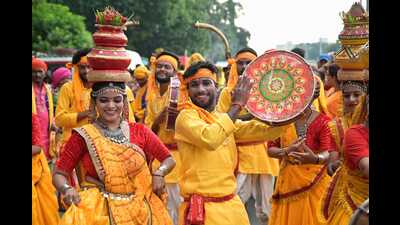 Artistes performing during Kumbh Abhinandan Roadshow which was taken out from GPO to the 1090 Crossing in Lucknow on Tuesday. (Mushtaq Ali/HT) Artistes performing during Kumbh Abhinandan Roadshow which was taken out from GPO to the 1090 Crossing in Lucknow on Tuesday. (Mushtaq Ali/HT)