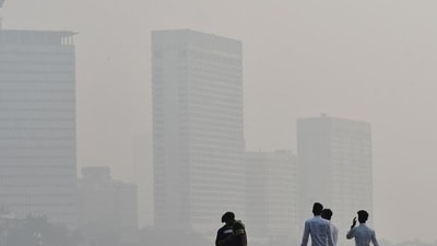Mumbai, India - December 06, 2022: Citizens enjoy an evening with the city engulfed in smog amid hazy weather, at Marine Drive, in Mumbai, India, on Tuesday, Dec 06, 2022. (Photo by Bhushan Koyande/HT Photo) (HT PHOTO) Mumbai, India - December 06, 2022: Citizens enjoy an evening with the city engulfed in smog amid hazy weather, at Marine Drive, in Mumbai, India, on Tuesday, Dec 06, 2022. (Photo by Bhushan Koyande/HT Photo) (HT PHOTO)