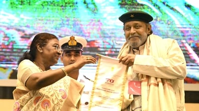 Mithun Chakraborty was honoured with the Dadasaheb Phalke award by President Droupadi Murmu. (Hindustan Times) Mithun Chakraborty was honoured with the Dadasaheb Phalke award by President Droupadi Murmu. (Hindustan Times)