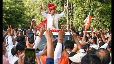 Rao Narbir Singh, Bharatiya Janata Party candidate from Badshahpur won the elections with a margin of 60705 votes in Gurugram on Tuesday. (PARVEEN KUMAR/HT PHOTO) Rao Narbir Singh, Bharatiya Janata Party candidate from Badshahpur won the elections with a margin of 60705 votes in Gurugram on Tuesday. (PARVEEN KUMAR/HT PHOTO)