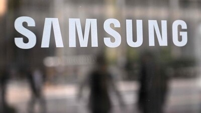 Samsung Electronics faces a crisis in its memory chip division, leading to an apology to investors. New head Jun Young-hyun vowed to implement changes after disappointing revenue and profit figures, as competition from SK Hynix intensifies and delays in AI chip deliveries affect performance. (AFP) Samsung Electronics faces a crisis in its memory chip division, leading to an apology to investors. New head Jun Young-hyun vowed to implement changes after disappointing revenue and profit figures, as competition from SK Hynix intensifies and delays in AI chip deliveries affect performance. (AFP)