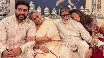 Jaya Bachchan and Amitabh Bachchan with Shweta Bachchan in an old family photo. Jaya Bachchan and Amitabh Bachchan with Shweta Bachchan in an old family photo.