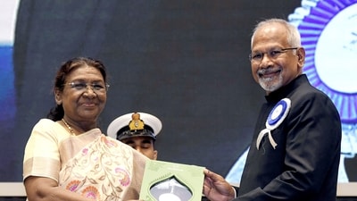 Film director Mani Ratnam was seen beaming with joy while taking the National Award for his film Ponniyin Selvan: Part 1. (ANI) Film director Mani Ratnam was seen beaming with joy while taking the National Award for his film Ponniyin Selvan: Part 1. (ANI)