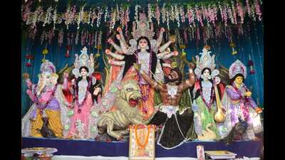 A puja pandal in Gorakhpur. (HT) A puja pandal in Gorakhpur. (HT)