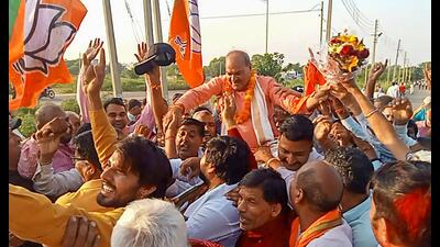 BJP’s Laxman Singh Yadav, the winning candidate from Rewari with his supporters after the assembly election results were declared in Gurugram on Tuesday. (HT PHOTO) BJP’s Laxman Singh Yadav, the winning candidate from Rewari with his supporters after the assembly election results were declared in Gurugram on Tuesday. (HT PHOTO)