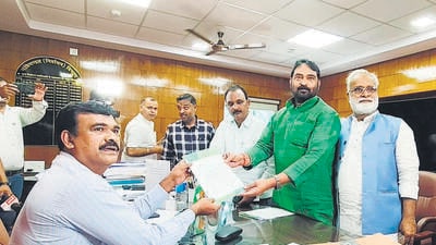 JMM general secretary Vinod Pandey submits a memorandum to Chief Electoral Officer K Ravi Kumar in Ranchi on Wednesday. (HT Photo) JMM general secretary Vinod Pandey submits a memorandum to Chief Electoral Officer K Ravi Kumar in Ranchi on Wednesday. (HT Photo)