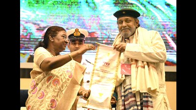 New Delhi, India - October 08, 2024 : President Droupadi Murmu presents the Dadasaheb Phalke Award to veteran actor Mithun Chakraborty during the 70th National Film Awards, at Vigyan Bhawan in New Delhi, India, on Tuesday , October 08, 2024. ( HT Photo / Hindustan Times) (Hindustan Times) New Delhi, India - October 08, 2024 : President Droupadi Murmu presents the Dadasaheb Phalke Award to veteran actor Mithun Chakraborty during the 70th National Film Awards, at Vigyan Bhawan in New Delhi, India, on Tuesday , October 08, 2024. ( HT Photo / Hindustan Times) (Hindustan Times)