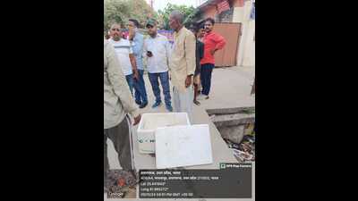 Prayagraj Nagar Nigam team removing meat and fish shops at Madhwapur on Wednesday (HT Photo) Prayagraj Nagar Nigam team removing meat and fish shops at Madhwapur on Wednesday (HT Photo)
