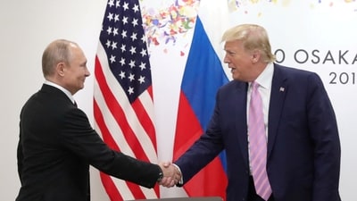 FILE PHOTO: Russia's President Vladimir Putin shakes hands with U.S. President Donald Trump during a meeting on the sidelines of the G20 summit in Osaka, Japan June 28, 2019. Sputnik/Mikhail Klimentyev/Kremlin via REUTERS  ATTENTION EDITORS - THIS IMAGE WAS PROVIDED BY A THIRD PARTY./File Photo (REUTERS)
