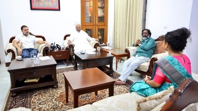 Congress president Mallikarjun Kharge and former party chief Rahul Gandhi met Jharkhand chief minister Hemant Soren in New Delhi. (X / @HemantSorenJMM) Congress president Mallikarjun Kharge and former party chief Rahul Gandhi met Jharkhand chief minister Hemant Soren in New Delhi. (X / @HemantSorenJMM)
