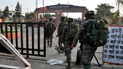 Two soldiers were allegedly abducted from Shangus in Kokernag area of Anantnag district on Tuesday, however, one of them managed to escape. (HT File Photo) Two soldiers were allegedly abducted from Shangus in Kokernag area of Anantnag district on Tuesday, however, one of them managed to escape. (HT File Photo)