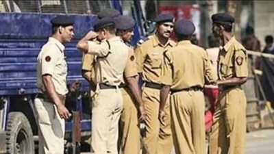 The police reported the presence of some suspected narcotic substances in the hotel room, The police reported the presence of some suspected narcotic substances in the hotel room,