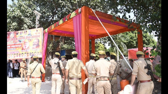 Ghaziabad police have fortified the Dasna Devi temple complex in the wake of the derogatory remarks made by the temple head priest Yati Narsinghanand. (Sakib Ali/HT Photo)