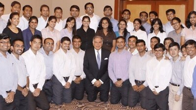 Ratan Tata surprised MBA graduates by kneeling for a group photo, reflecting his humility. (LinkedIn/Tony Sebastian) Ratan Tata surprised MBA graduates by kneeling for a group photo, reflecting his humility. (LinkedIn/Tony Sebastian)