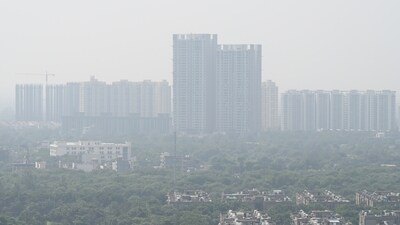 A hazy view of the city seen amid rising air pollution levels Delhi-NCR, in Noida, India October 02. (Photo by Sunil Ghosh / Hindustan Times) A hazy view of the city seen amid rising air pollution levels Delhi-NCR, in Noida, India October 02. (Photo by Sunil Ghosh / Hindustan Times)