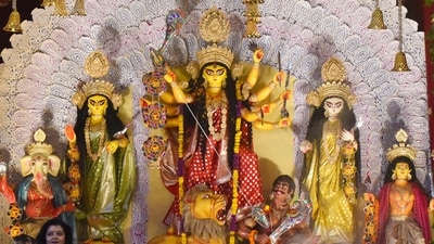 Devotees offer prayer to Goddess Durga during the Durga Puja and Navratri festivals. (Parveen Kumar/Hindustan Times) Devotees offer prayer to Goddess Durga during the Durga Puja and Navratri festivals. (Parveen Kumar/Hindustan Times)