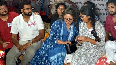 Kolkata, Oct 10 (ANI): Film director Aparna Sen joins the junior doctors sitting on a hunger strike in protest against the RG Kar rape-murder case, in Kolkata on Wednesday. (ANI Photo) Kolkata, Oct 10 (ANI): Film director Aparna Sen joins the junior doctors sitting on a hunger strike in protest against the RG Kar rape-murder case, in Kolkata on Wednesday. (ANI Photo)