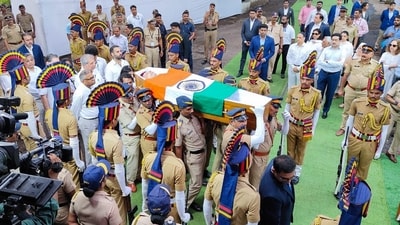 Mourners gathered at Worli crematorium to pay their last respects to Ratan Tata ahead of the cremation ceremony in Mumbai on Thursday. (Satish Bate/HT Photo)