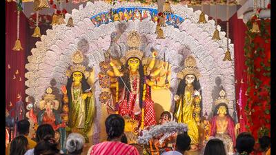 Devotees offer prayers to Goddess Durga during the Durga Puja at DLF 5 in Gurugram on Wednesday. (PARVEEN KUMAR/HT) Devotees offer prayers to Goddess Durga during the Durga Puja at DLF 5 in Gurugram on Wednesday. (PARVEEN KUMAR/HT)