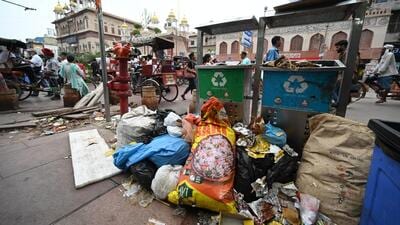 Garbage in Chandni Chowk on Monday. (Sanchit Khanna/HT Photo) Garbage in Chandni Chowk on Monday. (Sanchit Khanna/HT Photo)