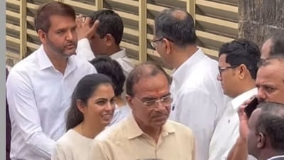 Isha Ambani and Anand Piramal at NCPA lawns to pay their respects to Ratan Tata (Instagram/@varindertchawla) Isha Ambani and Anand Piramal at NCPA lawns to pay their respects to Ratan Tata (Instagram/@varindertchawla)