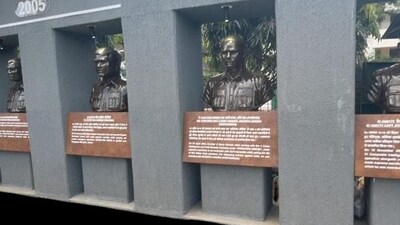 Located between Wanowrie Bazar Police Chowk and MINTSD in Pune Cantonment, the park features a “Wall of Valour” showcasing busts of martyred soldiers from 1962 to 2020. (HT PHOTO) Located between Wanowrie Bazar Police Chowk and MINTSD in Pune Cantonment, the park features a “Wall of Valour” showcasing busts of martyred soldiers from 1962 to 2020. (HT PHOTO)