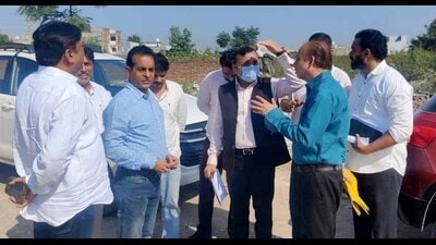 Officials along with court commissioner reviewing the waste management arrangements in Ludhiana on Thursday. (Hindustan Times) Officials along with court commissioner reviewing the waste management arrangements in Ludhiana on Thursday. (Hindustan Times)