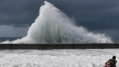 Waves crash over Havana's seafront boulevard El Malecon as Hurricane Milton passes close to the Cuban coast, Havana, Cuba, October 9, 2024. REUTERS/Norlys Perez (REUTERS)