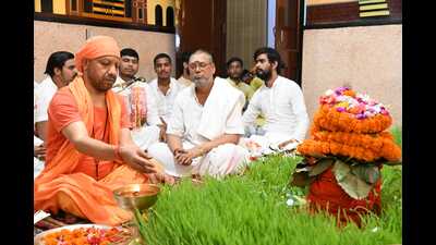 UP CM Yogi Adityanath offering Ashtami puja in the ongoing Shardiya Navratri in Gorakhpur on October 10. (HT photo)
