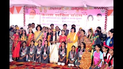 UP ministers Nitin Agrawal and Pratibha Singh, Kheri DM, SP and others with girls in Goddess Durga costumes on Thursday (HT Photo)