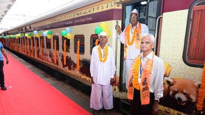 Under the chief minister’s pilgrimage scheme for senior citizens, the first batch of 800 citizens left Pune for Ayodhya on Thursday. (HT)