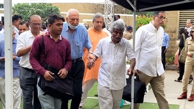 Ratan Tata's younger brother Jimmy Tata attended the funeral. Unlike Ratan, Jimmy is not involved in the family business and lives in a modest two-bedroom flat in Colaba. (HT Photo)