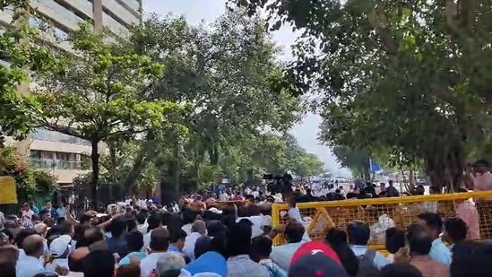 The chaos led Mumbai Police to conduct a lathi charge to control the crowd outside the venue on Thursday. (Hindustan Times)