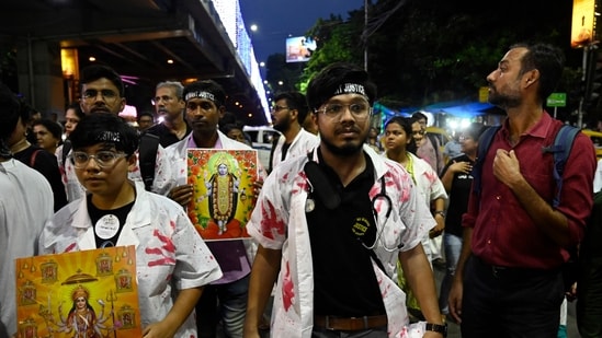 Kolkata, India - Oct. 9, 2024: Protesting junior doctors and citizens shouting slogans against Kolkata Police as they allegedly halted 'Abhaya Parikrama' at Park Street in Kolkata, India, on Wednesday, October 9, 2024. (Photo by Samir Jana/ Hindustan Times) (Hindustan Times)