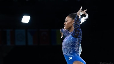 US gymnast Simone Biles has been outspoken about how managing her mental health has been pivotal in maintaining her performance levels. (Anadolu/picture alliance) US gymnast Simone Biles has been outspoken about how managing her mental health has been pivotal in maintaining her performance levels. (Anadolu/picture alliance)