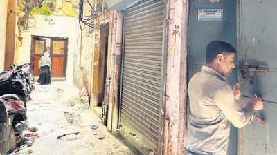 A woman in black walks straight to Nawab Sahib’s gate. (HT Photo) A woman in black walks straight to Nawab Sahib’s gate. (HT Photo)