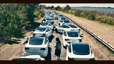As satellites fail and communication systems blink out, smart cars go rogue and block highways in the Netflix film Leave the World Behind (2023). As satellites fail and communication systems blink out, smart cars go rogue and block highways in the Netflix film Leave the World Behind (2023).