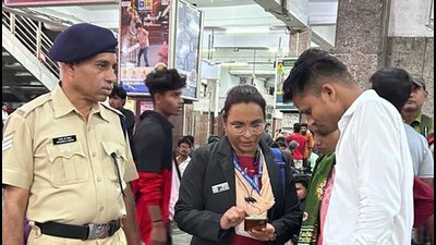 During the drive  ₹1.18 lakh was collected in fines from 410 passengers for unauthorised travel and towards unbooked luggage carried by them, said official. (HT PHOTO)