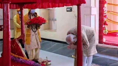 Prime Minister Narendra Modi offering prayers at Jeshoreshwari temple in Bangladesh's southwestern Shatkhira district. (File photo)