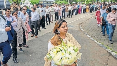 Mumbai, India - Oct. 10, 2024: People gathered around the mortal remains of Indian industrialist Ratan Tata at the National Centre for the Performing Arts (NCPA) to pay their respects ahead of its cremation in Mumbai, India, on Thursday, October 10, 2024. (Photo by Satish Bate/ Hindustan Times) (Hindustan Times) Mumbai, India - Oct. 10, 2024: People gathered around the mortal remains of Indian industrialist Ratan Tata at the National Centre for the Performing Arts (NCPA) to pay their respects ahead of its cremation in Mumbai, India, on Thursday, October 10, 2024. (Photo by Satish Bate/ Hindustan Times) (Hindustan Times)