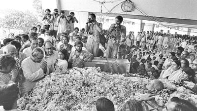 Political leaders, including Atal Bihari Vajpayee, gather at Srikrishna Memorial Hall near Gandhi Maidan in Patna, to pay respects to JP Narayan on October 8, 1979. (SN Sinha/HT Archive)