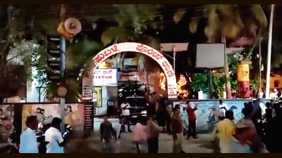 Protesters outside Hubballi police station on April 17, 2022. (HT Photo) Protesters outside Hubballi police station on April 17, 2022. (HT Photo)