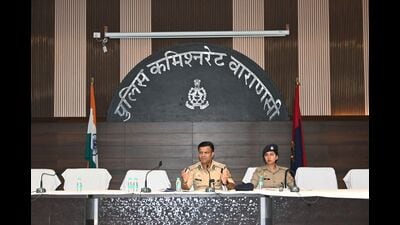 Review meeting of UP-112 cops. (HT Photo)