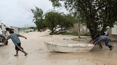 Uprooted palm trees lie on the sand after a surge of ocean water flooded part of the beach during the night as Hurricane Milton advances past Mexico's Yucatan Peninsula on its way to Florida, in Cancun, Mexico October 8, 2024. REUTERS/Paola Chiomante (REUTERS)