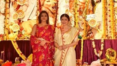 Avantika Dassani with mom Bhagyashree at the pandal. 