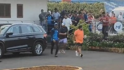 Rohit Sharma escapes fans in Mumbai (X)
