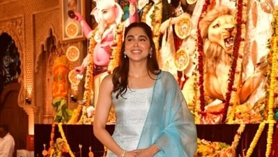Sharvari was also seen in a light blue suit, seeking Maa Durga's blessings. 
