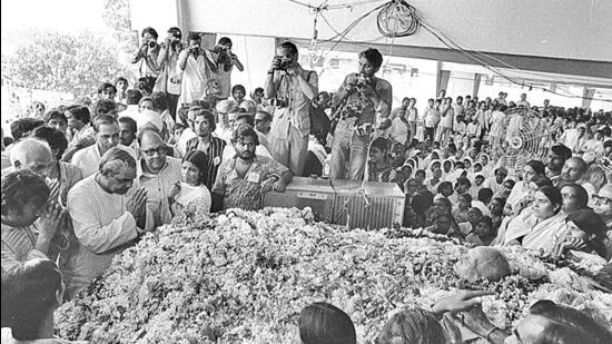 Political leaders, including Atal Bihari Vajpayee, gather at Srikrishna Memorial Hall near Gandhi Maidan in Patna, to pay respects to JP Narayan on October 8, 1979. (SN Sinha/HT Archive)